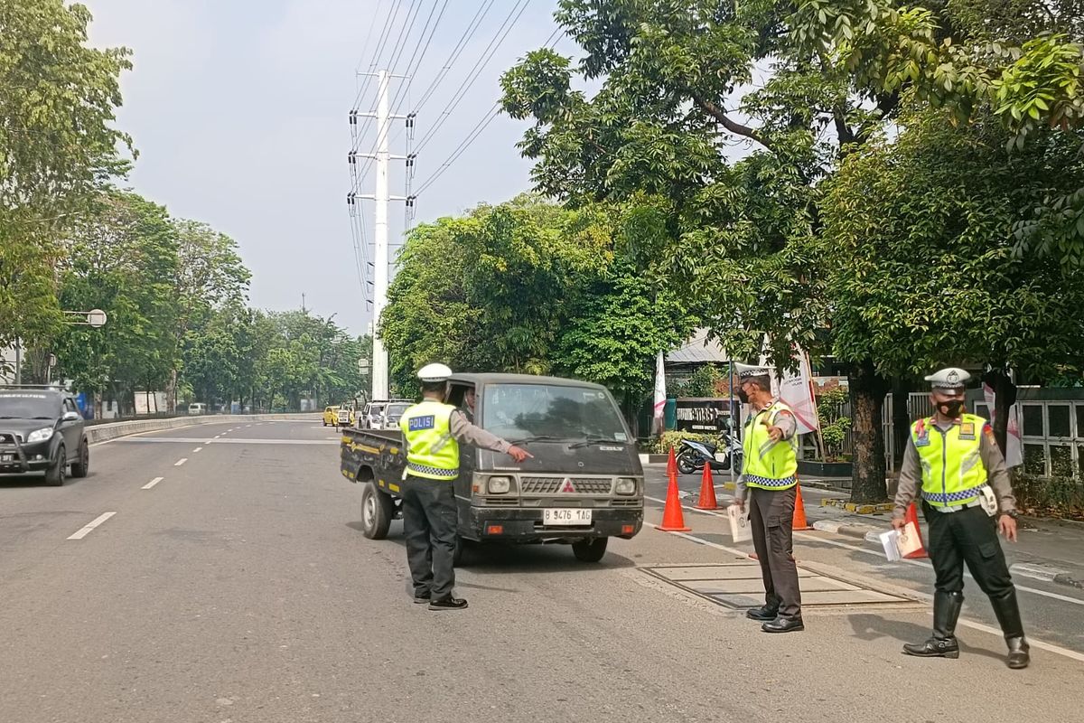 Razia uji emisi kendaraan resmi berlangsung di Jalan Pemuda, Rawamangun, Pulogadung, Jakarta Timur, Jumat (1/9/2023).