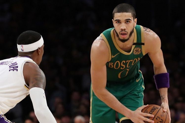 Jayson Tatum (kanan) pada laga Boston Celtics vs LA Lakers dalam lanjutan musim reguler NBA di Staples Center, Senin 24 Februari 2020.