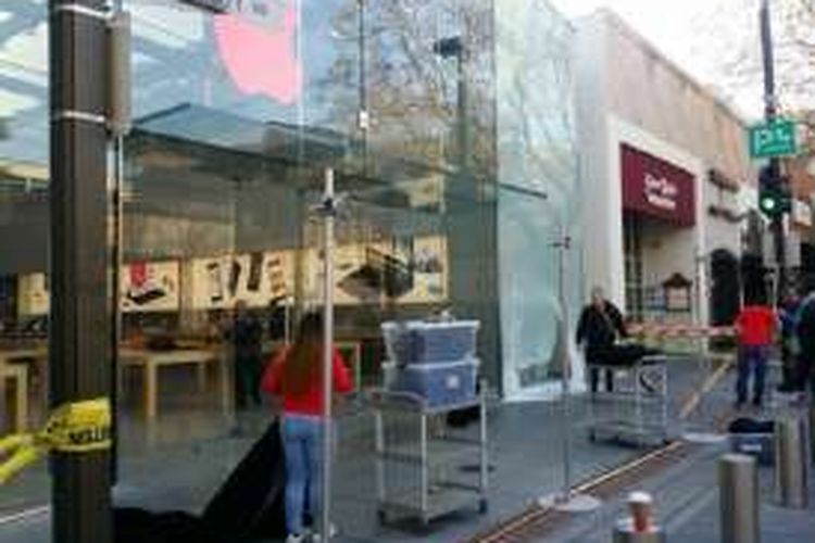 Apple Store di Palo Alto, California, dibobol segerombolan remaja.