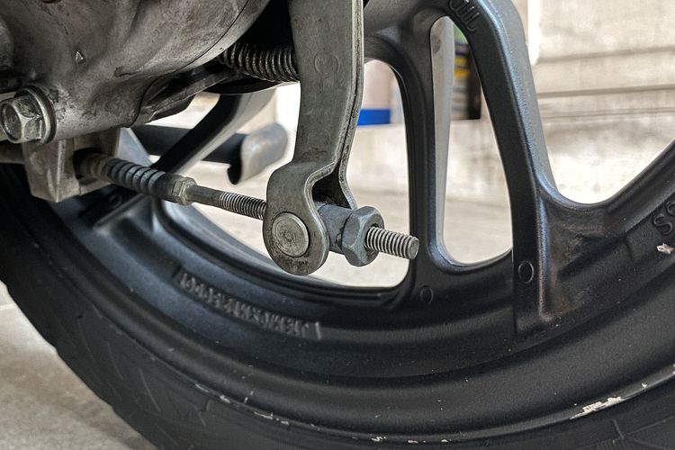 Kabel rem motor, untuk mengatur kerapatan kampas rem belakang