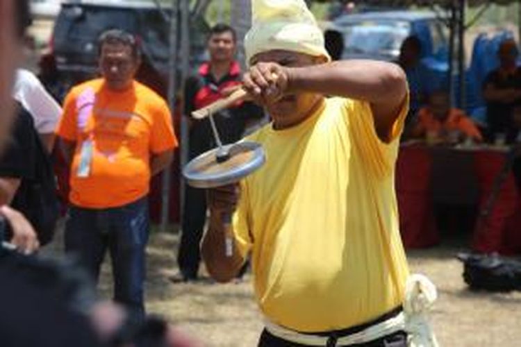 Gasing Terbang salah satu permainan tradisional masyarakat Terengganu, Malaysia. 