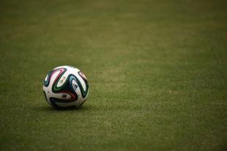 Bola resmi Piala Dunia 2014 berada di tengah-tengah lapangan Stadion Fonte Nova Arena, Salvador, menjelang laga perdana Grup B antara Spanyol dan Belanda, Jumat (13/6/2014). 