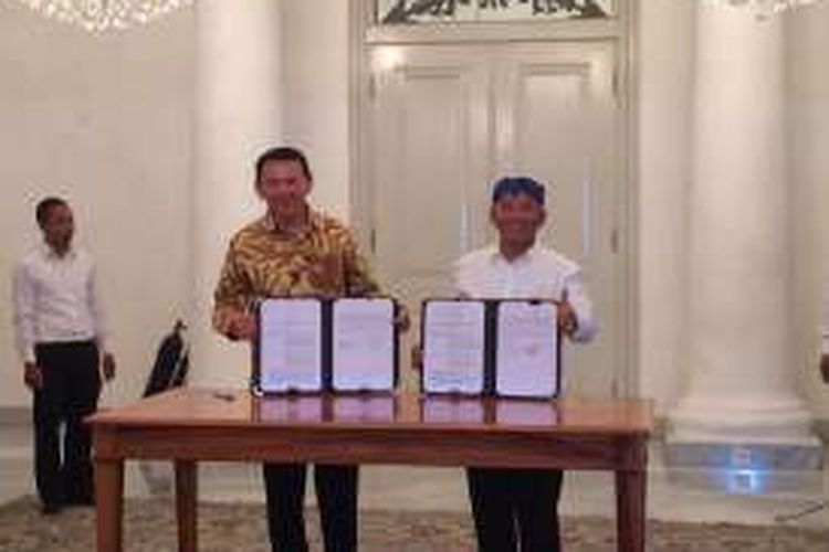 Gubernur DKI Jakarta Basuki Tjahaja Purnama (kiri) dan Wali Kota Bekasi Rahmat Effendi saat addendum penandatangan kerjasama soal TPST Bantargebang di Balai Kota, Jakarta, Rabu (26/10/2016).