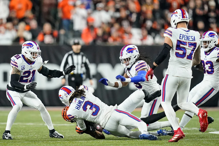 Insiden bintang American Football dari tim Buffalo Bills, Damar Hamlin. Damar Hamlin terjatuh setelah bertabrakan dengan pemain lawan dalam duel kontra Cincinnati Bengals.