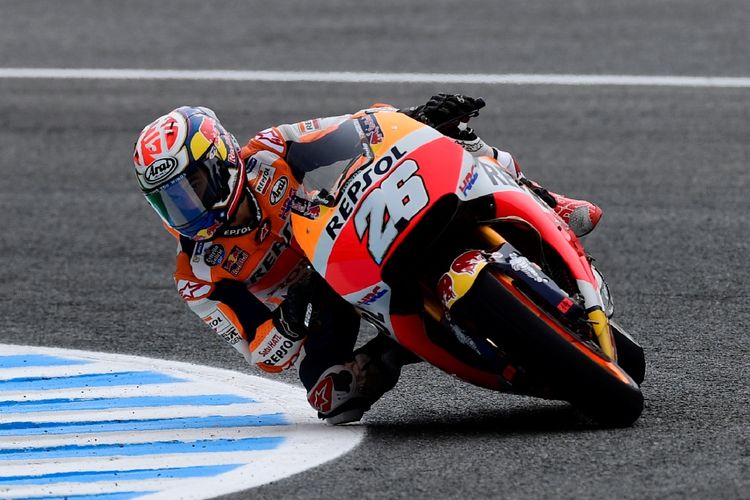 Pebalap Repsol Honda Team asal Spanyol, Dani Pedrosa, memacu motornya pada sesi latihan bebas pertama GP Spanyol di Sirkuit Jerez, Jumat (5/5/2017).