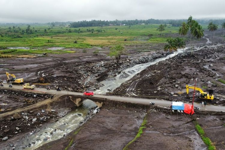Foto udara penampakan kerusakan area pertanian di Kabupaten Tanah Datar akibat terdampak banjir lahar dingin Gunung Marapi, Jumat (24/5/2024).