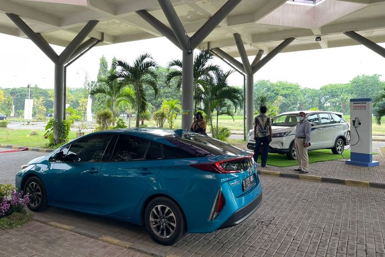 Toyota Innova EV dan Toyota Prius PHEV dipamerkan pada seminar di ITS, Surabaya, (11/10/2022)