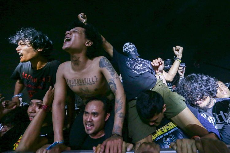 Hammerhead antusias menyaksikan penampilan band asal Bandung, Burger Kill di Hammersonic Rise of The Empire yang digelar di Pantai Carnaval Ancol, Jakarta Utara, Sabtu (18/3/2023).