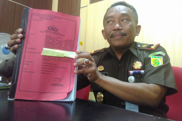 Kepala Kejaksaan Negeri Magelang Eko Hening Wardono menunjukkan berkas kasus dugaan pembunuhan Kresna WH siswa SMA Taruna Nusantara,  yang telah dinyatakan lengkap alias P21, Selasa (11/4/2017).