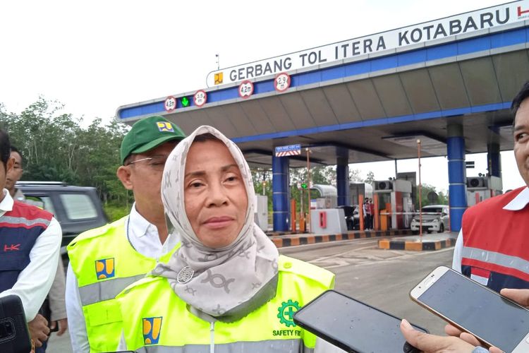 Tim Penilai Tol Berkelanjutan Yuana Sutyowati saat diwawancarai di Gerbang Tol Kota Baru, Bandar Lampung, Selasa (25/10/2022). Yuana menilai keberadaan UMKM di rest area menjadi daya tarik pengemudi berhenti dan beristirahat, sehingga mengurangi risiko kecelakaan di jalan tol.