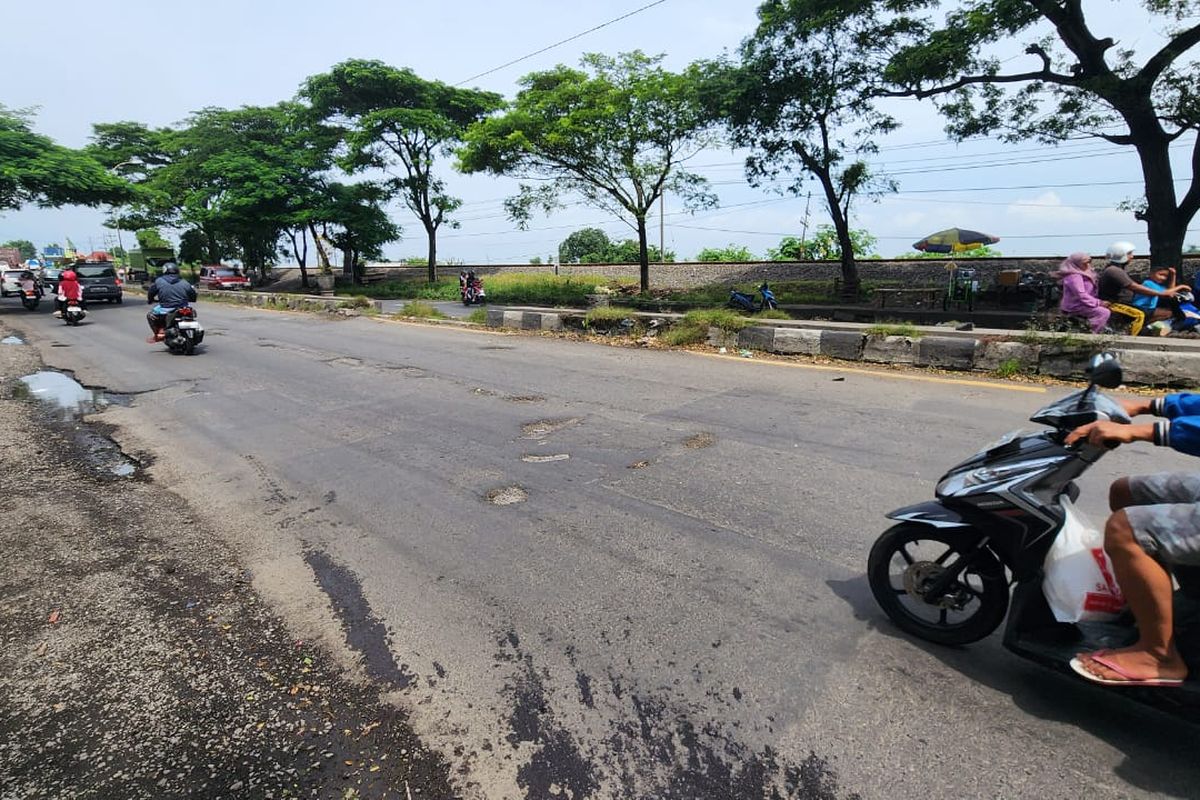 Deret 'jeglongan' jalan rudak di jalur pantura Pasuruan mengkhawatirkan keselamatan pengguna jalan, Senin (10/02/2025) 