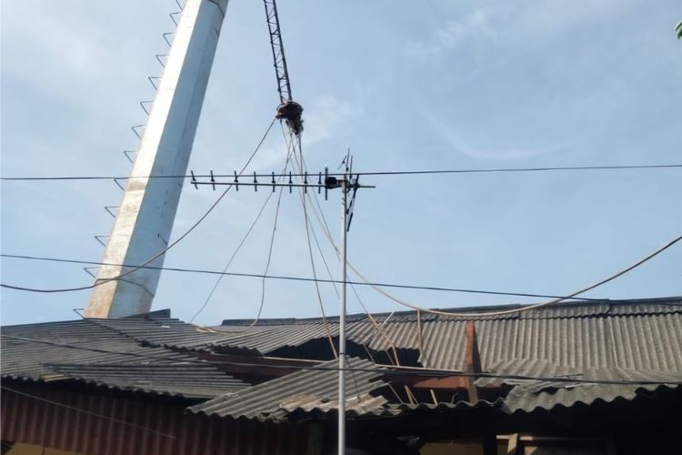Polisi Selidiki Unsur Pidana di Kasus Tiang Provider Roboh Timpa Rumah di Jakbar