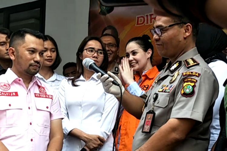 Jennifer Dunn dalam rilis kasus narkotika yang menjeratnya di Ditres Narkoba Polda Metro Jaya, Jakarta Selatan, Selasa (2/1/2018).