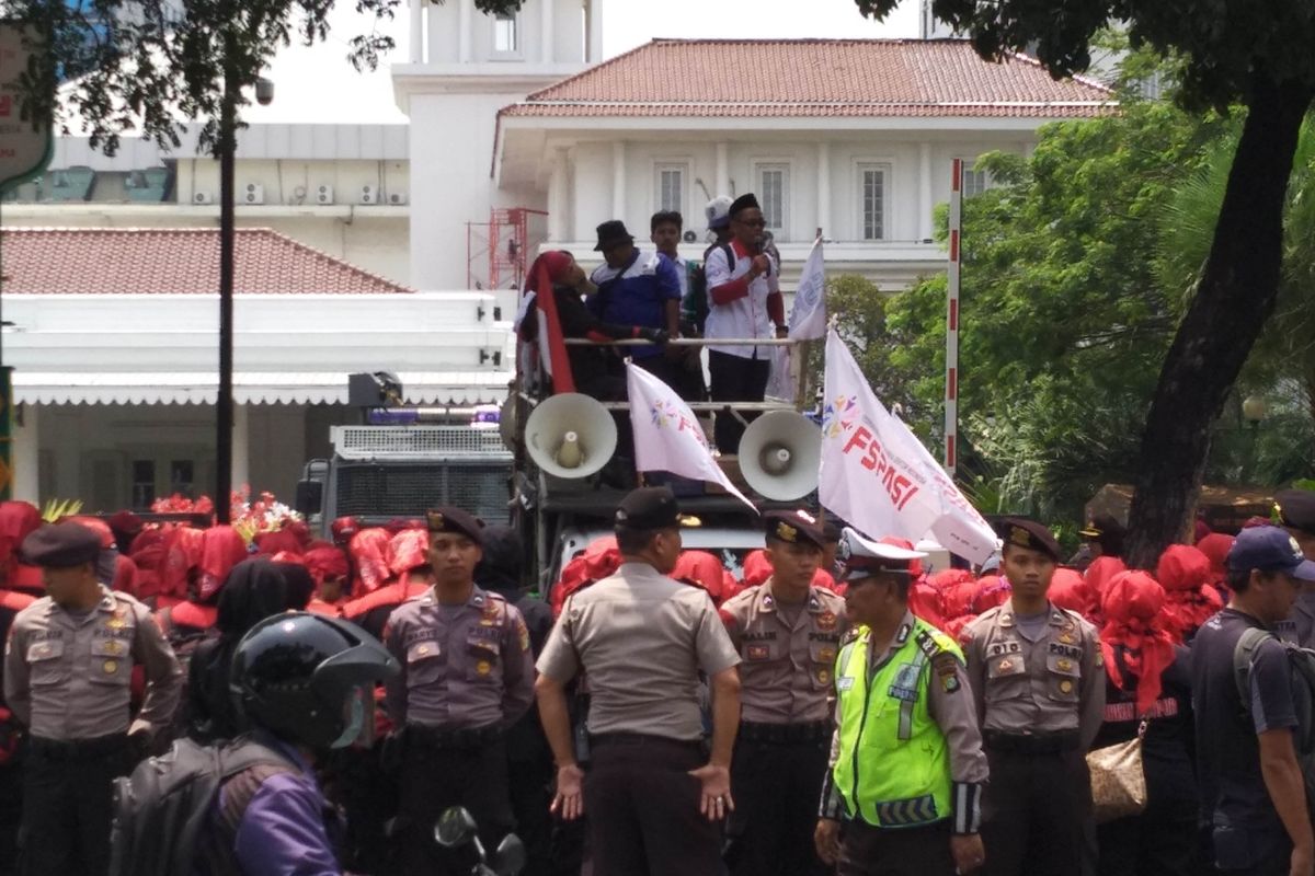 Demo buruh di depan Balai Kota DKI Jakarta, Jumat (10/11/2017).