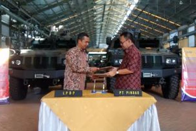 Penandatanganan nota kesepahaman (MoU) kerangka kerjasama bersama Lembaga Pengelola Dana Pendidikan (LPDP) yang ditandatangani oleh Direktur Utama PT Pindad, Sudirman Said dan Direktur Utama LPDP, Eko Prasetyo, di Kantor Pindad, Kiaracondong Kota Bandung, Jumat (15/8/2014).