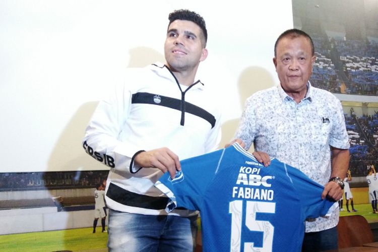 Fabiano Beltrame saat memperlihatkan kostum bernomor punggung 15 dalam sesi perkenalannya di Graha Persib, Jalan Sulanjana, Sabtu (23/3/2019).