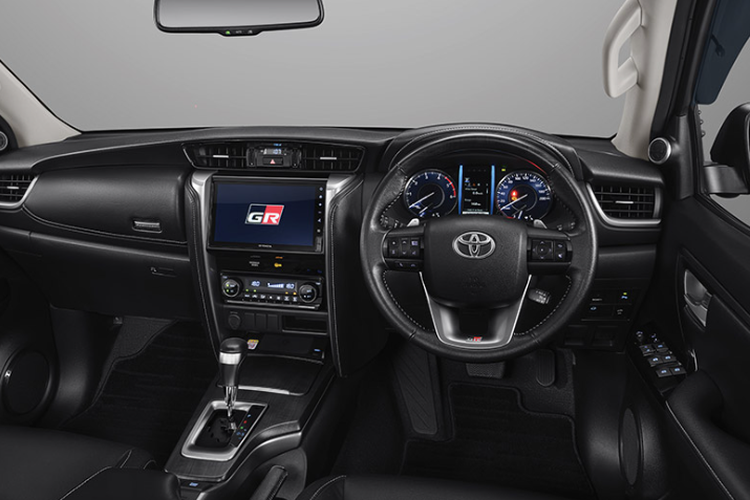 Interior Toyota Fortuner GR Sport dengan sistem penggerak roda belakang (RWD)