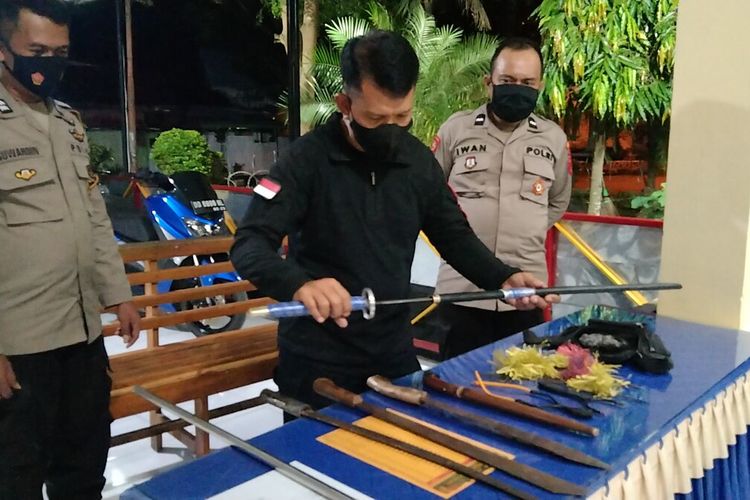 Puluhan senjata tajam berhasil diamankan polisi saat melakukan razia kepada kelompok pemuda di Kelurahan Bataraguru, Kecamatan Wolio, Kota Baubau, Sulawesi Tenggara.