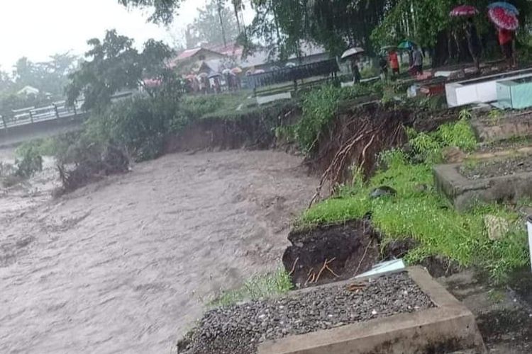 Lokasi pemakaman umum di desa Werinama, Kabupaten Seram Bagian Timur, Maluku rusak dan hanyut terbawa banjir, Selasa (5/7/2022)