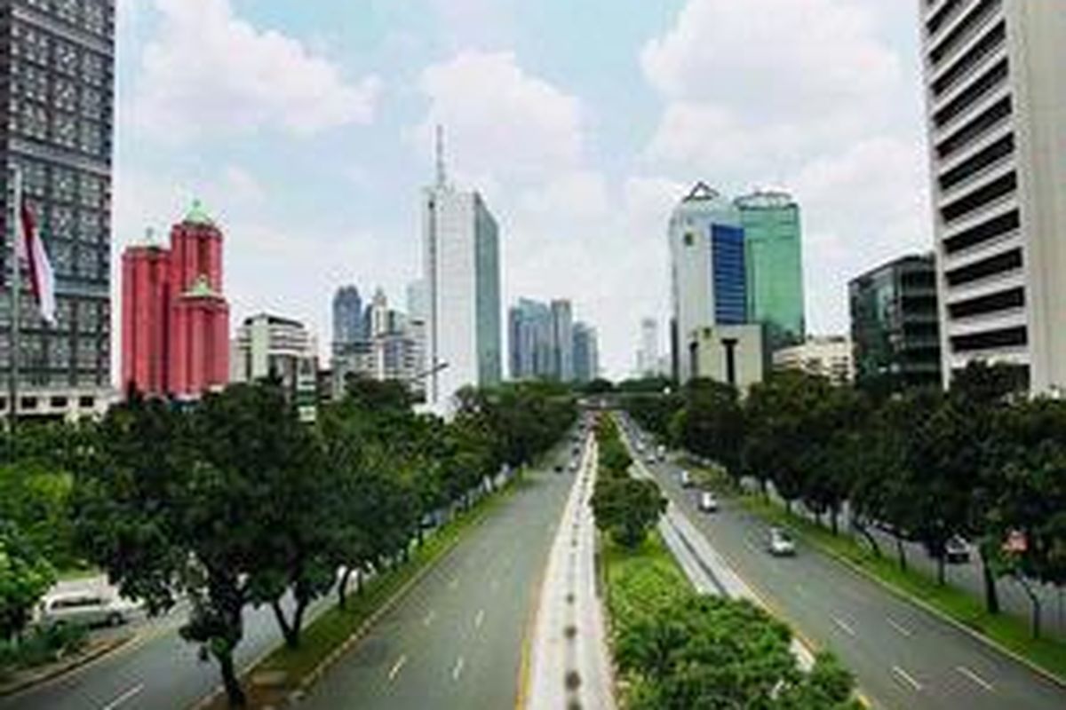 Jalan Sudirman yang membelah pusat bisnis Jakarta masih lengang pada hari kedua setelah Lebaran, Minggu (12/9). Situasi ini bertolak belakang dengan situasi di setiap obyek wisata di Jakarta yang diwarnai kemacetan karena dipenuhi oleh pengunjung.   