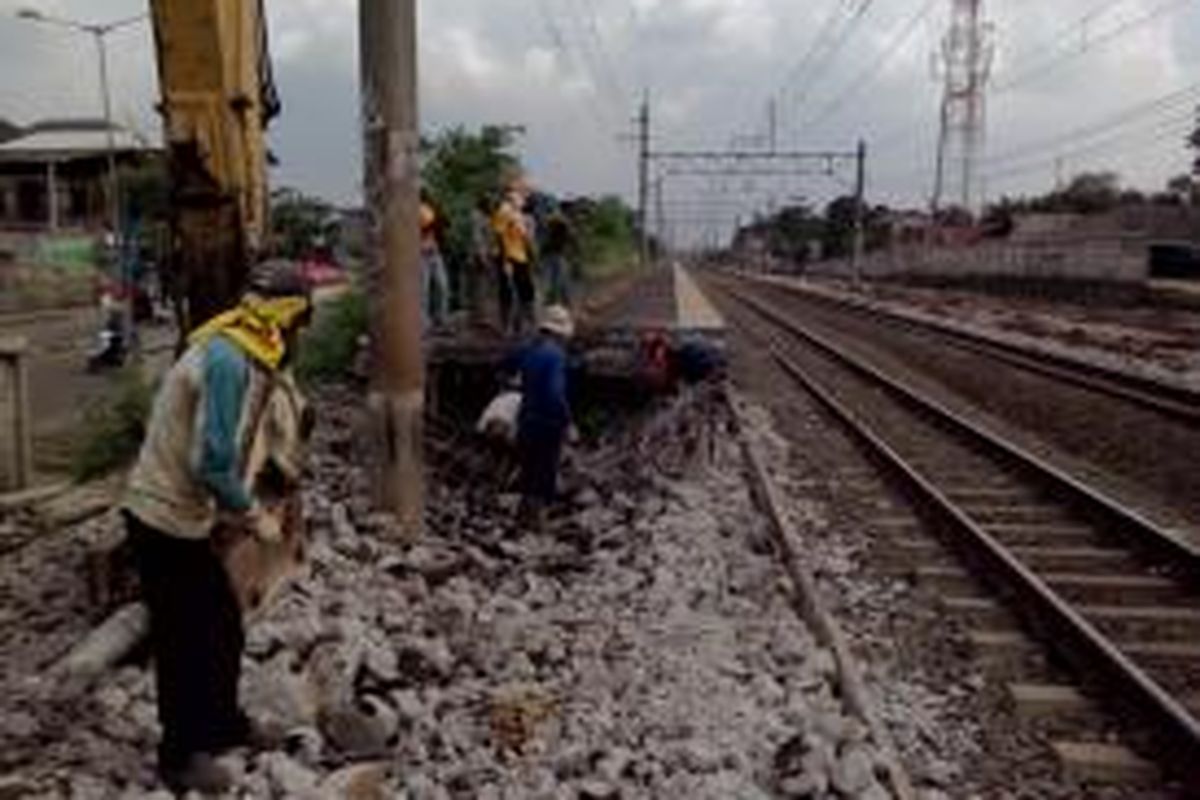 Stasiun Rawa Bebek di Bekasi dibongkar untuk pelebaran jalur.