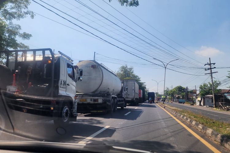 Antrean Panjang Kendaraan Besar di SPBU Wilayah Pantura Pasuruan, Solar Bersubsidi Diburu