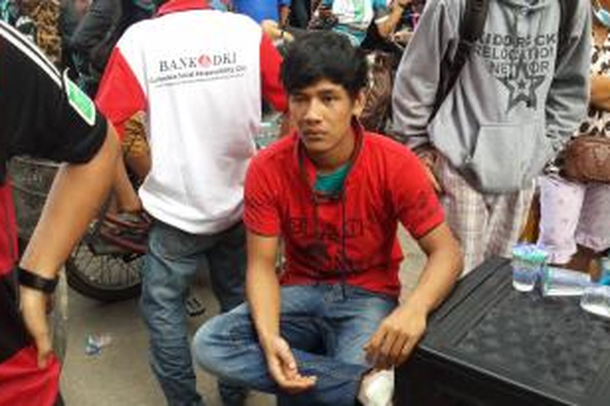 Dani (20) warga Pinangsia yang sempat kena pukul Satpol PP di lokasi penggusuran, Jalan Kunir, Pinangsia, Jakarta Barat.