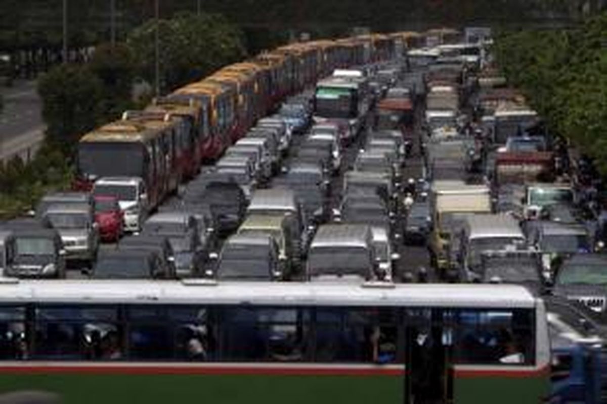 Pengguna kendaraan terjebak kemacetan di Jalan MH Thamrin, Jakarta Pusat, Rabu (10/4/2013).