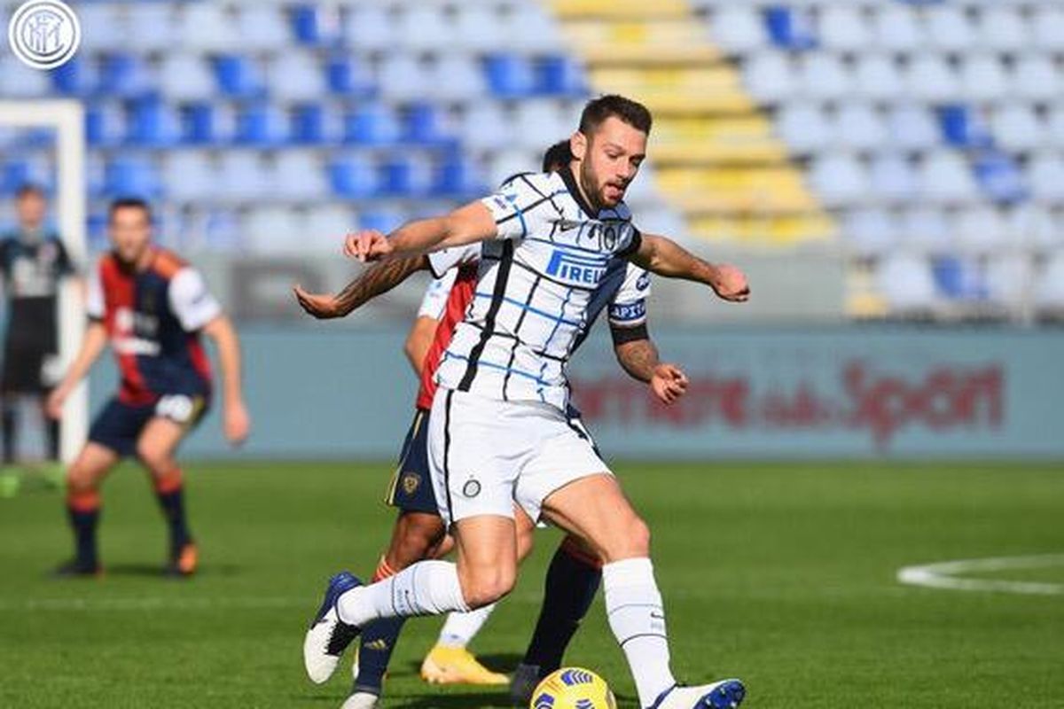 Gelandang Inter Milan Marcelo Brozovic menguasai bola dalam laga melawan Cagliari, Minggu (13/12/2020)