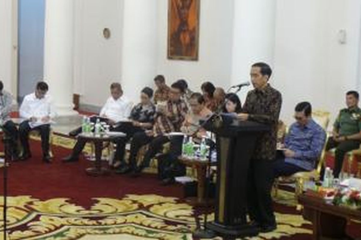 Presiden Joko Widodo saat membuka sidang kabinet paripurna di Istana Bogor, Jawa Barat, Senin (23/11/2015).



