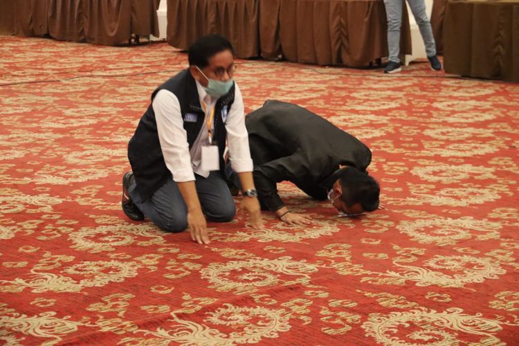 Ketua Tim Koalisi Haris-Sani, Bakri usai melakukan sujud syukur setelah rapat pleno KPU Jambi memutuskan paslon Haris-Sani menang Pilkada Jambi