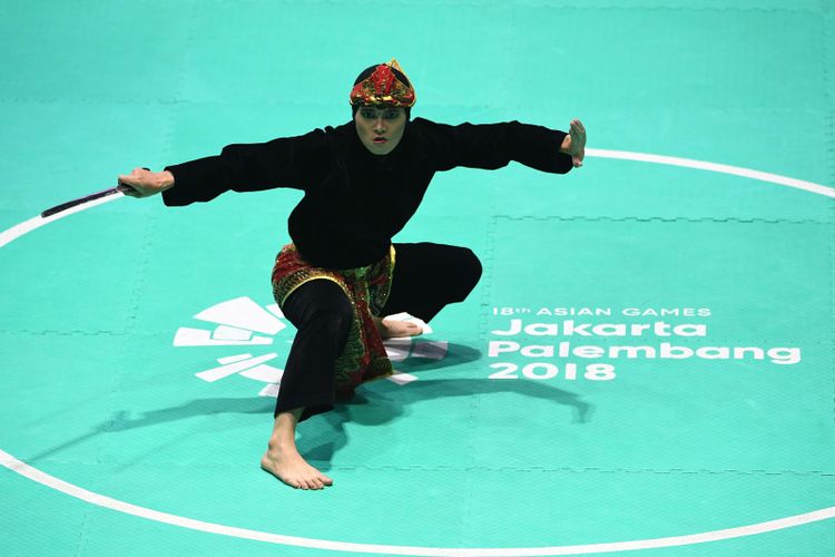Pesilat Indonesia Puspa Arumsari tampil pada final tunggal putri pencak silat seni Asian Games 2018 di Padepokan Pencak Silat Taman Mini Indonesia Indah (TMII), Jakarta, Senin (27/8/2018).