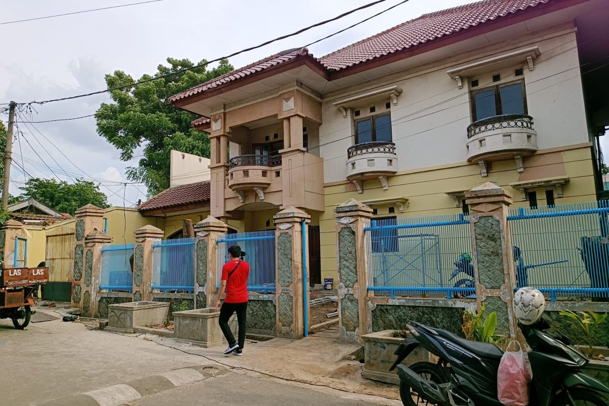 Kondisi terbaru rumah Eny dan Tiko yang sedang dicat kembali di Kompleks PLN, Kelurahan Jatinegara, Kecamatan Cakung, Jakarta Timur, Senin (16/1/2023).