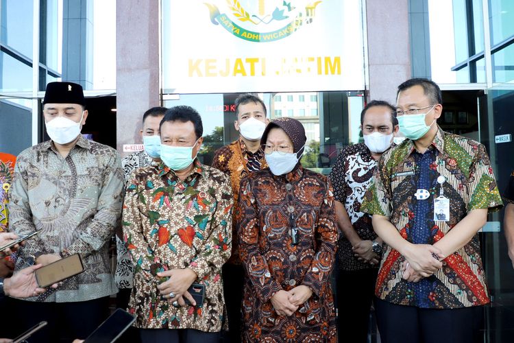 Wali Kota Surabaya Eri Cahyadi bersama Menteri Sosial Tri Rismaharini dan Kepala Kejati Jatim Muhammad Dofir saat penyerahan penyelamatan aset di Kantor Kejati Jatim, Jumat (4/6/2021).