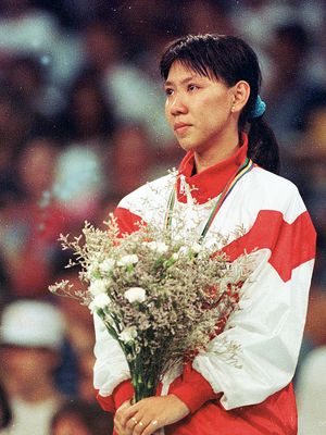 Susi Susanti, meraih medali emas bulutangkis Olimpiade Barcelona 1992. Ini adalah satu dari total lima medali yang dibawa pulang kontingen Indonesia dari Olimpiade Barcelona 1992.