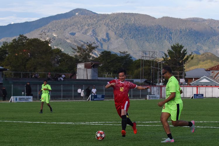 Wakil Presiden Gibran Rakabuming Raka (kiri) menggiring bola saat bermain bersama anak-anak Sekolah Sepak Bola (SSB) di Stadion Lapangan Pendidikan Itlayikinia, Wamena, Papua Pegunungan, Selasa (13/1/2026). Selain dapat berinteraksi langsung dengan anak-anak muda Papua Pegunungan dalam suasana santai dan penuh keakraban, kegiatan ini juga dilakukan Wapres dalam rangka mendukung pembinaan generasi muda melalui olahraga. ANTARA FOTO/Indrianto Eko Suwarso/bar