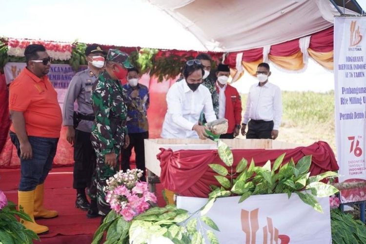 Mantan Bupati PPU, Abdul Gafur Masud saat melakukan peletakan batu pertama proyek rice milling di Babulu.