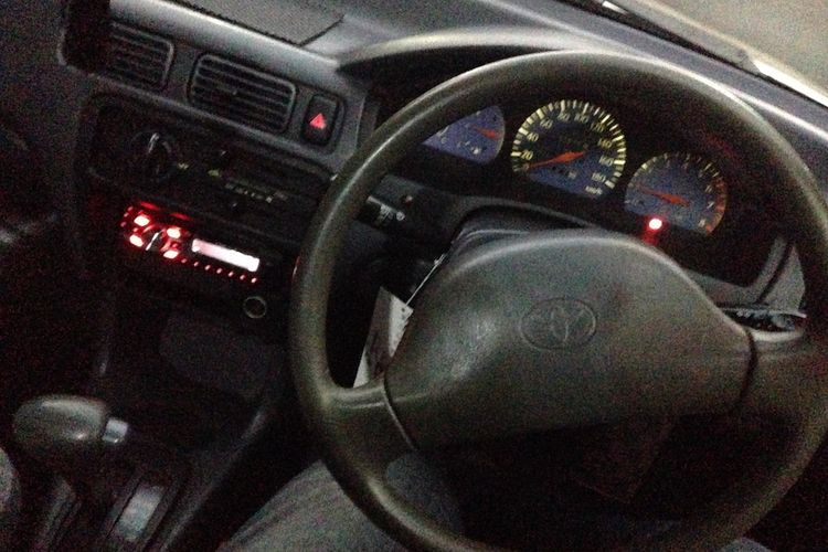 Interior sedan bekas Toyota Soluna 2000.
