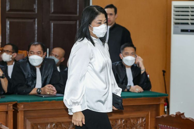 Terdakwa kasus dugaan pembunuhan berencana terhadap Nofriansyah Yosua Hutabarat atau Brigadir J, Putri Candrawathi menjalani sidang putusan di Pengadilan Negeri Jakarta Selatan, Senin (13/2/2023).
