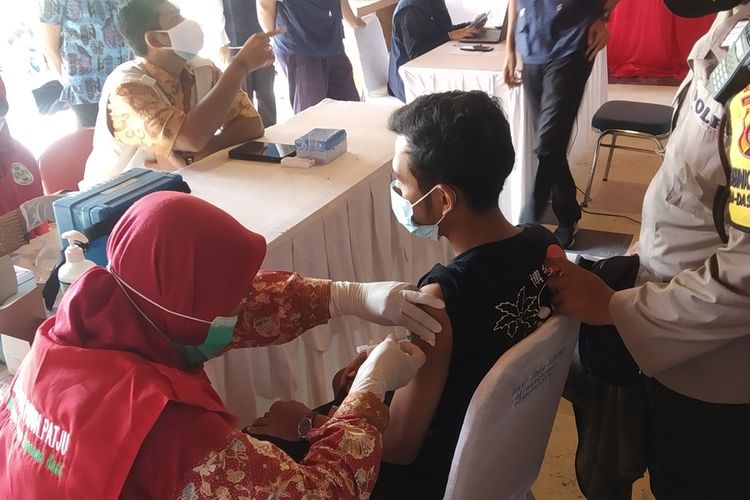 suasana vaksinasi di Kantor Bupati Lombok Barat