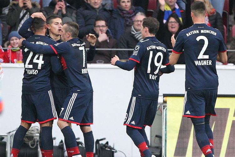 Para pemain Bayern Muenchen merayakan gol James Rodriguez ke gawang Mainz pada pertandingan Bundesliga, Sabtu (3/2/2018).