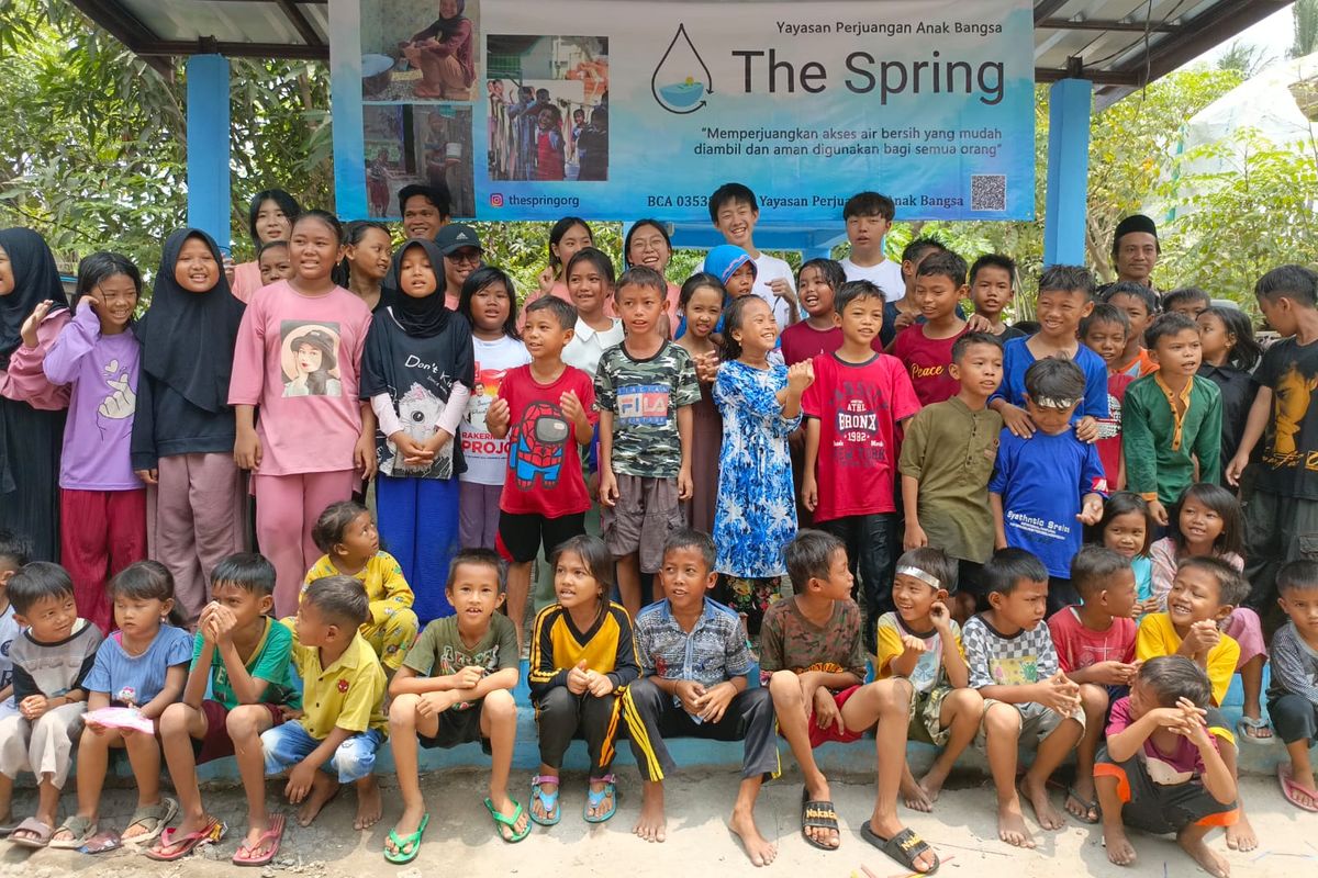 Tak hanya membangun fasilitas MCK, The Spring juga mengedukasi warga cara hidup sehat, bersih, dan higienis.