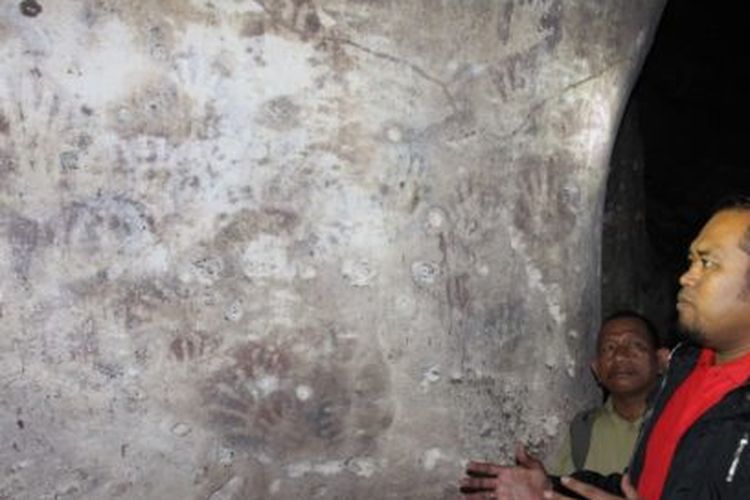Pesona goa telapak tangan peninggalan tahun 10.000 SM di kawasan Karst Sangkulirang-Mangkalihat. 