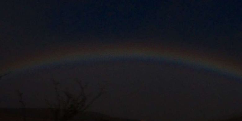 Moonbow atau pelangi yang muncul di malam hari adalah salah satu fenomena sangat langka. Beruntung ada yang berhasil menangkap momen ini.