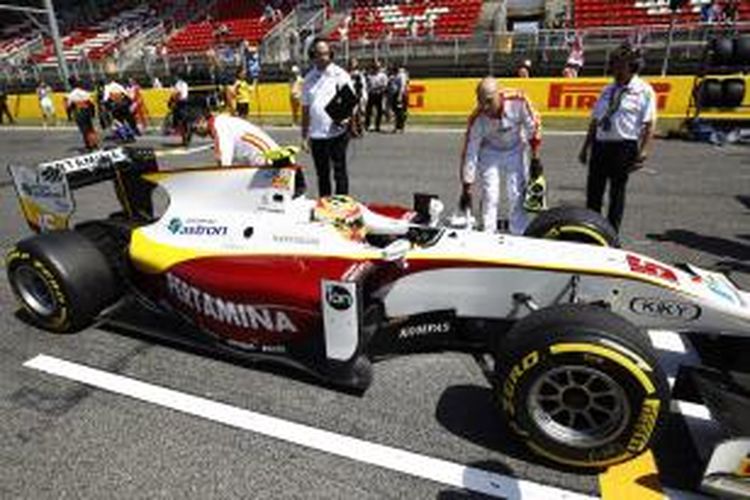 Pebalap muda Indonesia, Rio Haryanto, bersiap di belakang garis start Circuit de Barcelona-Catalunya pada seri kedua GP2 Series Spanyol, Minggu (10/5/2015).