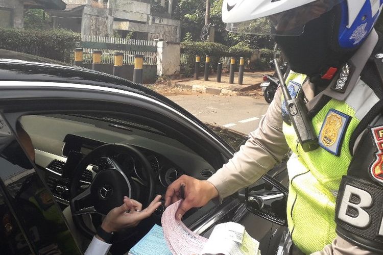 Seorang pengendara Mercedes-Benz terkena tilang ganjil - genap jelang Asian Games di Tomang, Jakarta Barat pada Rabu (1/8/2018).