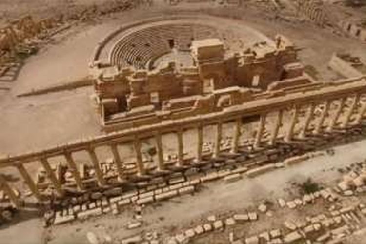 Pemandangan kota tua Palmyra yang direkam dari drone Rusia yang disiarkan oleh Televisi dan Radio All-Russia, setelah direbut kembali oleh pasukan Suriah dari tangan ISIS, Minggu (27/3/2016).