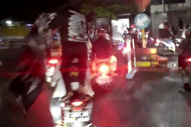 Tangkapan layar dari video yang merekam konvoi pesilat Ikatan Kera Sakti (IKS) di jalanan di Kecamatan Wlingi, Kabupaten Blitar, Jawa Timur, Sabtu malam (13/3/2021) 