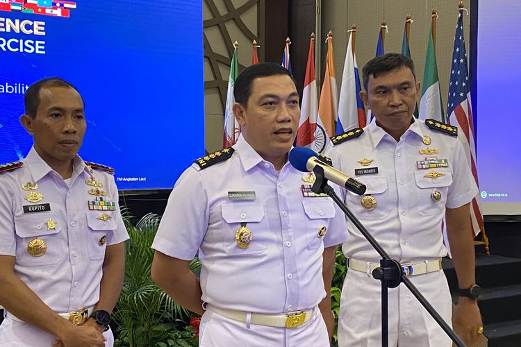 Perwira Bantu III Operasi Latihan Staf Operasi TNI AL Kolonel Laut (P) Lukman Kharish (tengah) usai membuka initial planning conference (IPC) MNEK 2025 di kawasan Ancol, Jakarta Utara, Rabu (29/5/2024).