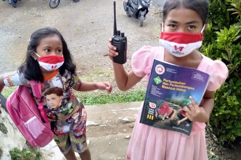 Kisah Siswa di Dusun Terpencil Sumbawa, Susah Sinyal Terpaksa Pakai HT Selama Belajar di Rumah
